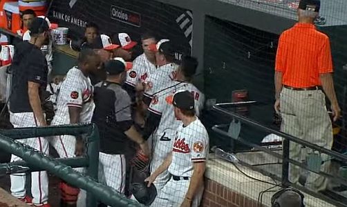 O’s Chris Davis clashes with manager Brandon Hyde, had to be restrained by teammates in dugout