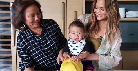 Chrissy Teigen apologized to Twitter-verse for dissing her mom and being an ‘a__hole’