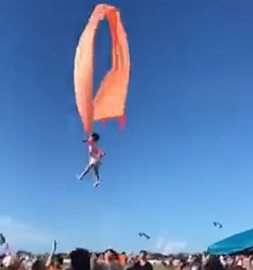 Ace News Today - Little girl, 3, goes airborne caught in kite strings as onlookers watch in horror