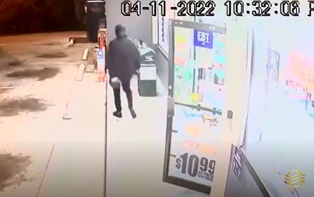 Ace News Today - Video shows suspect putting knife to convenience store clerk’s throat during Florida armed robbery