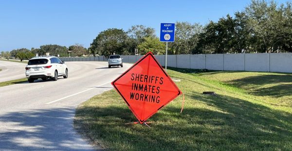 Indian River County restarts its ‘Inmate Roadside Cleanup Program’