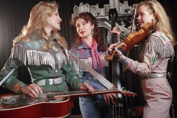 Ace News Today - Laura Lynch: Co-founder of The Dixie Chicks dead at 65 in El Paso