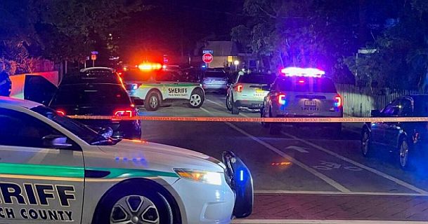 Lake Worth Beach stabbing leaves 1 dead, 3 injured; Suspect remains unknown and at large